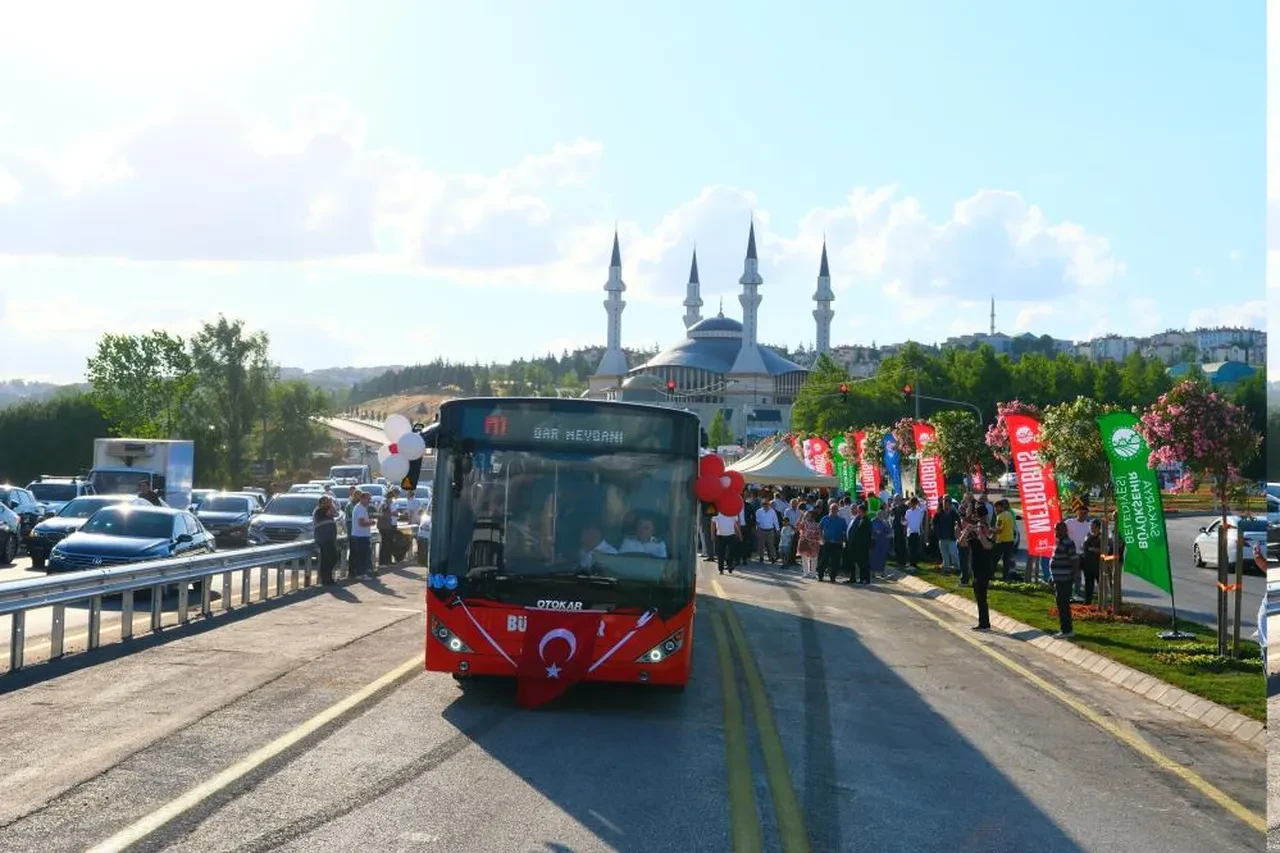 Sakarya'da metrobüs dönemi başladı: İlk etap hizmette!