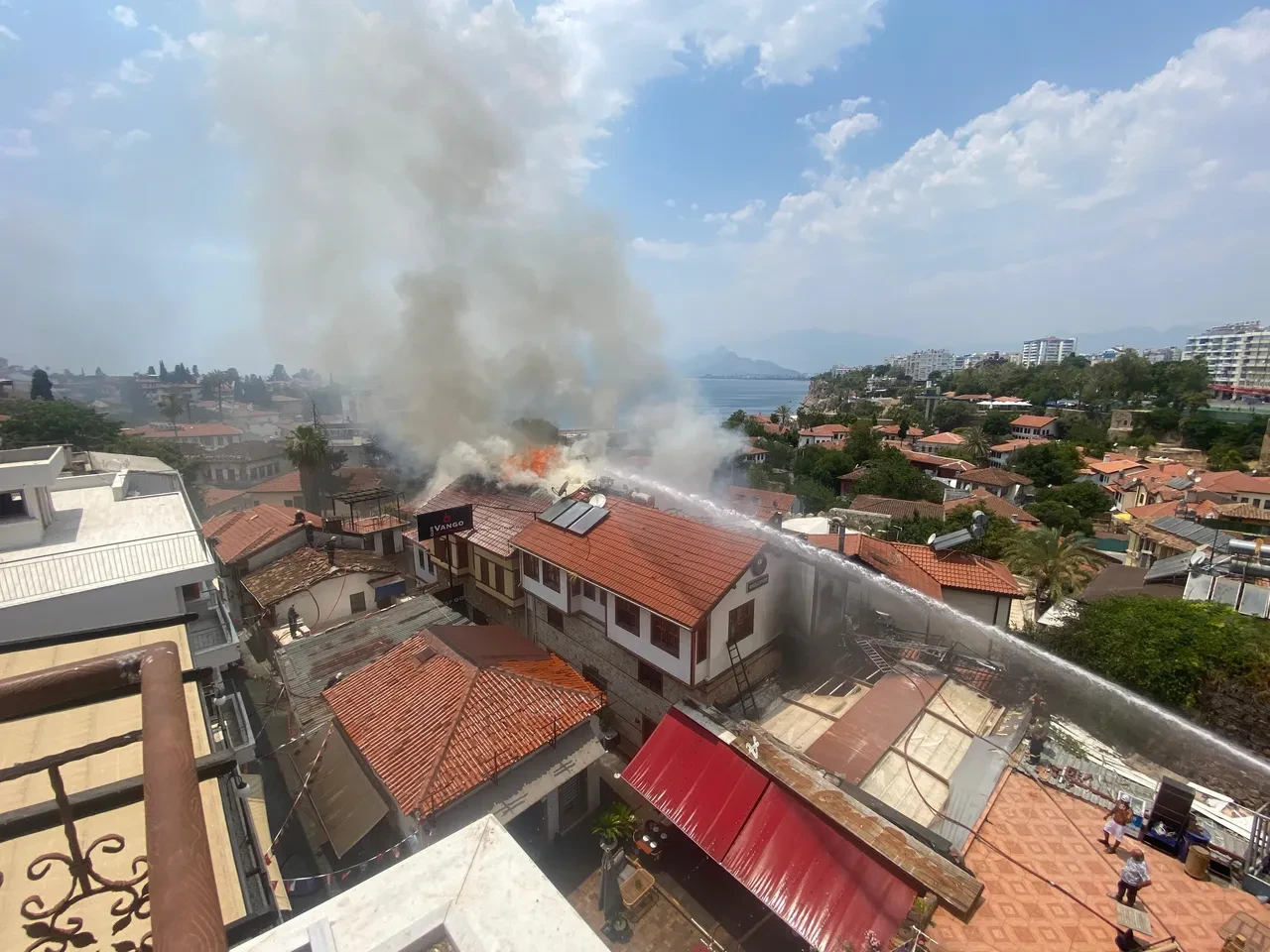 Son dakika | Antalya tarihi kale içinde otel yangını