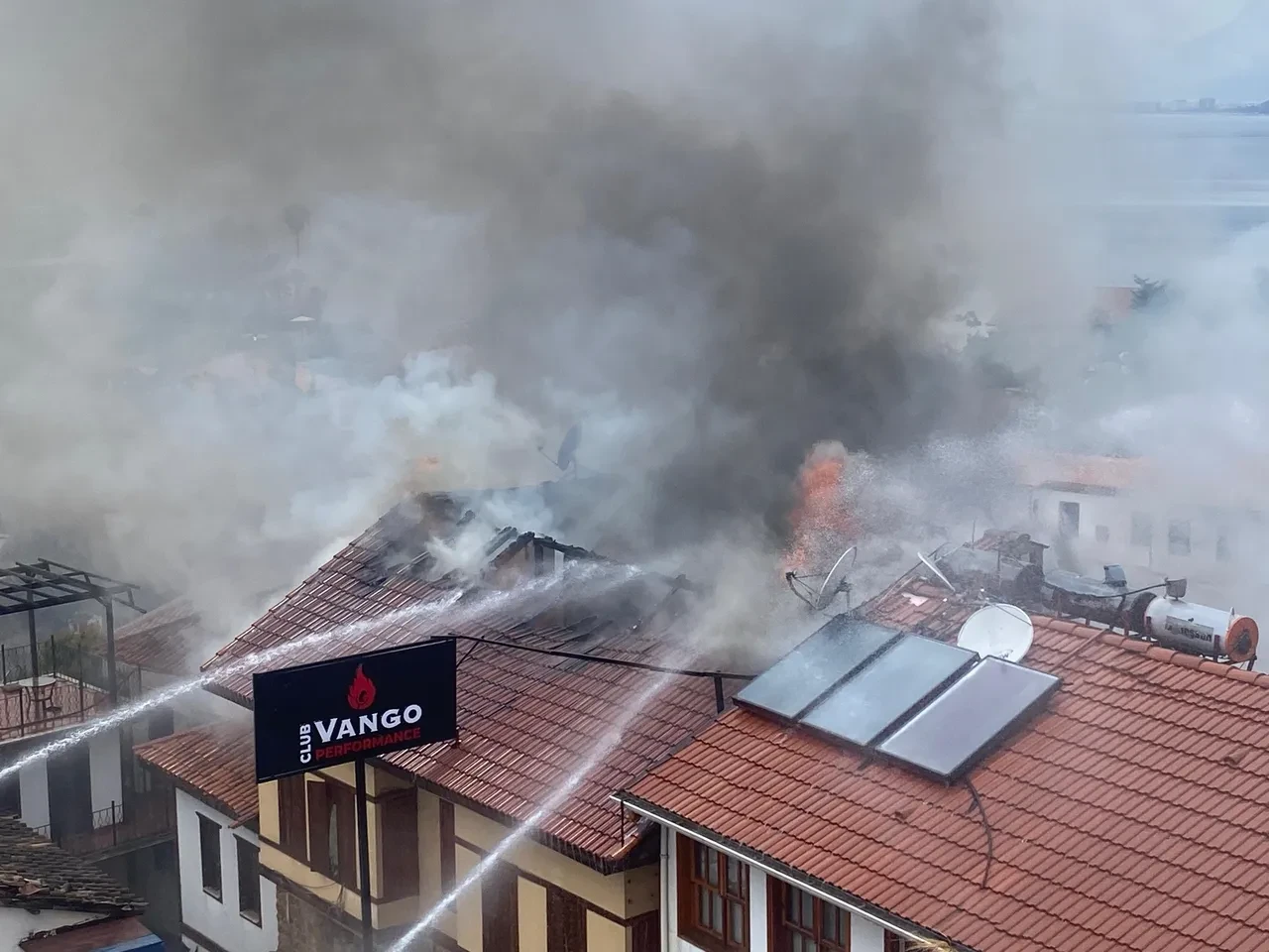 Son dakika | Antalya tarihi kale içinde otel yangını