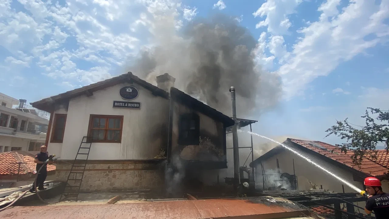 Son dakika | Antalya tarihi kale içinde otel yangını