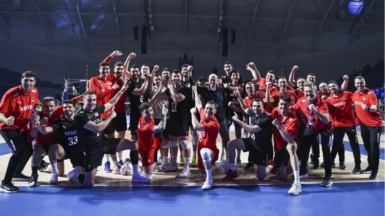 Türkiye Fransa voleybol maçı saat kaçta, hangi kanalda? Filenin Efeleri 2. hafta kapsamında son maçına çıkıyor
