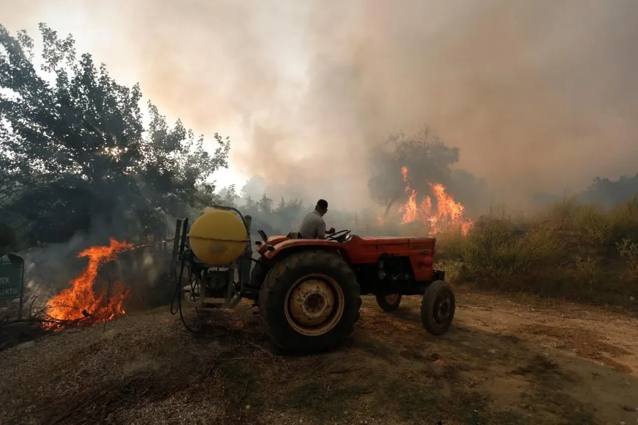 Yangın haberini izlerken kabusu yaşadı! Alevler kapısına dayandı