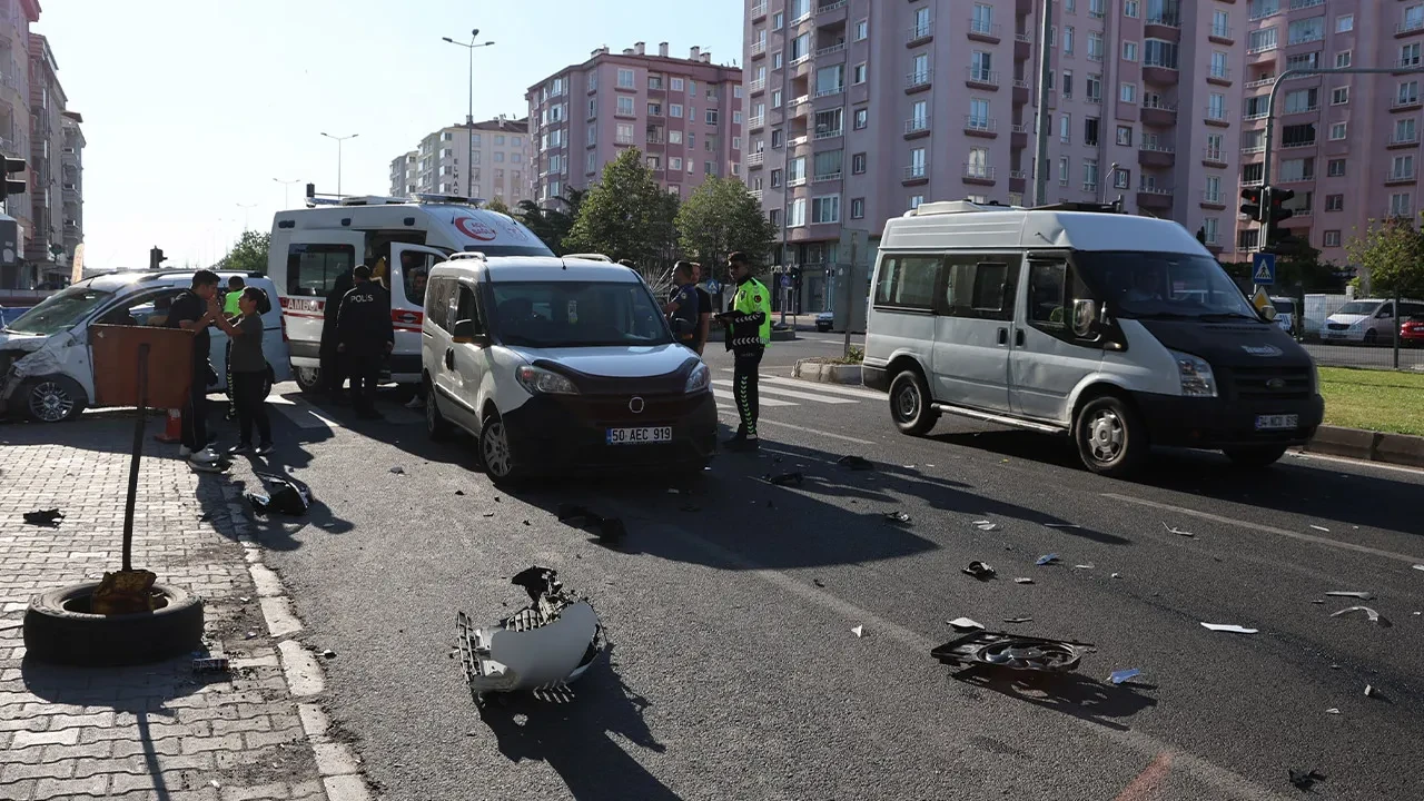 Yola kontrolsüz çıktı, kazaya neden oldu: 3 yaralı