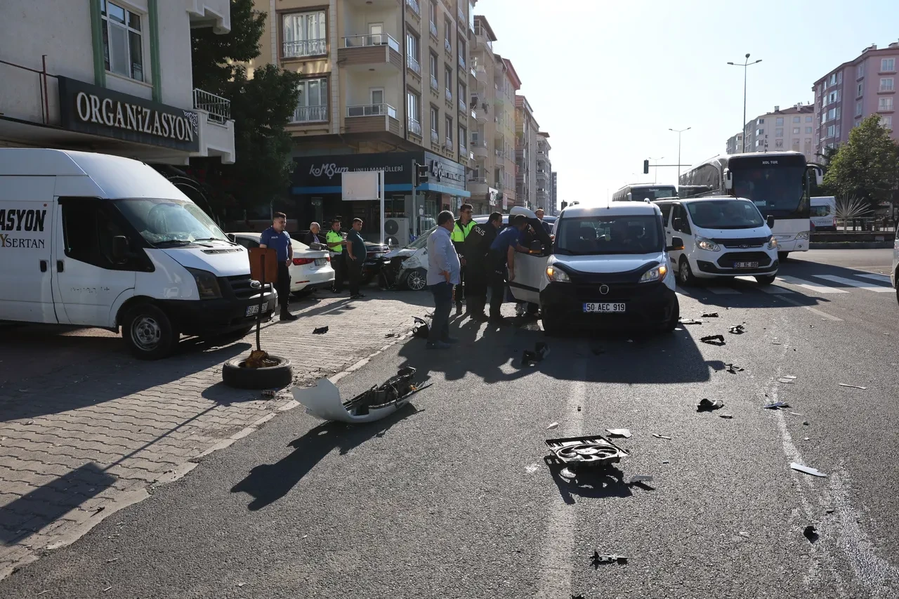Yola kontrolsüz çıktı, kazaya neden oldu: 3 yaralı