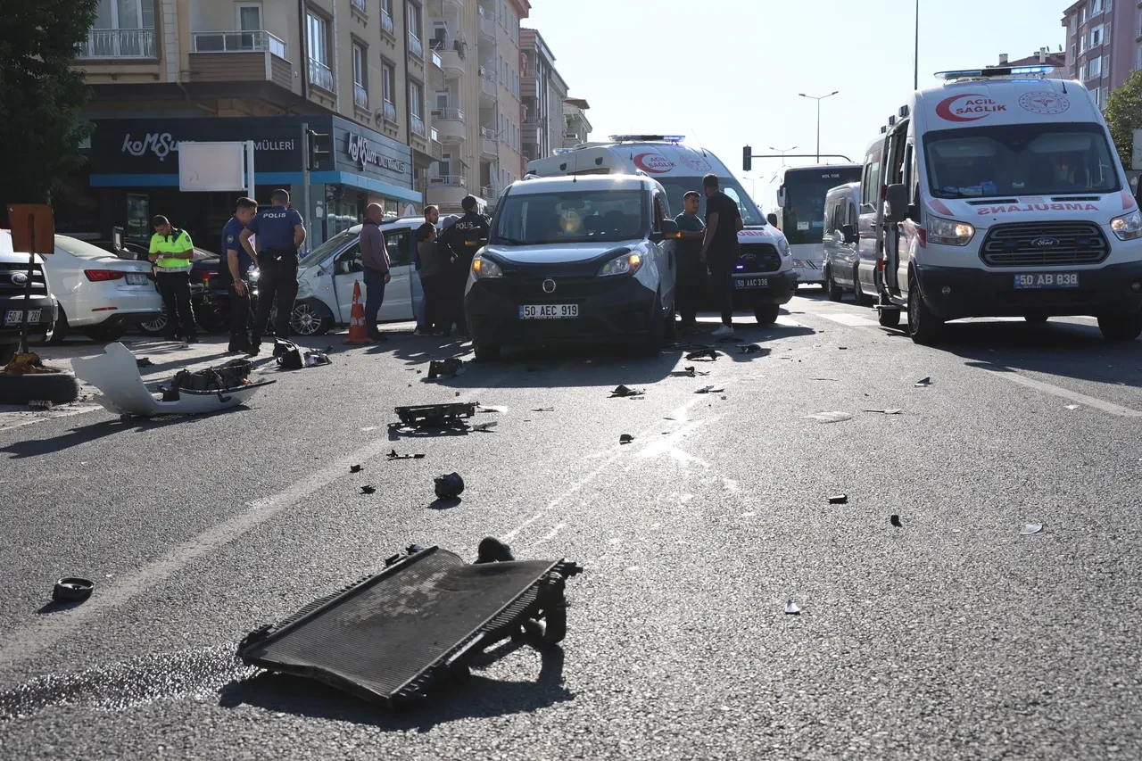 Yola kontrolsüz çıktı, kazaya neden oldu: 3 yaralı