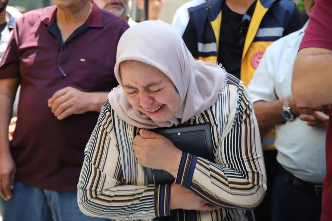 Bu acıya yürek dayanmaz! Kazada ailesini kaybetmişti: Sedye üzerinde son yolculuklarına uğurladı