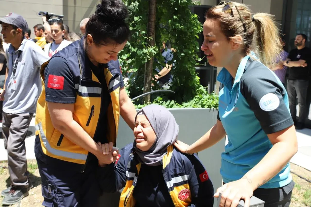 Bu acıya yürek dayanmaz! Kazada ailesini kaybetmişti: Sedye üzerinde son yolculuklarına uğurladı