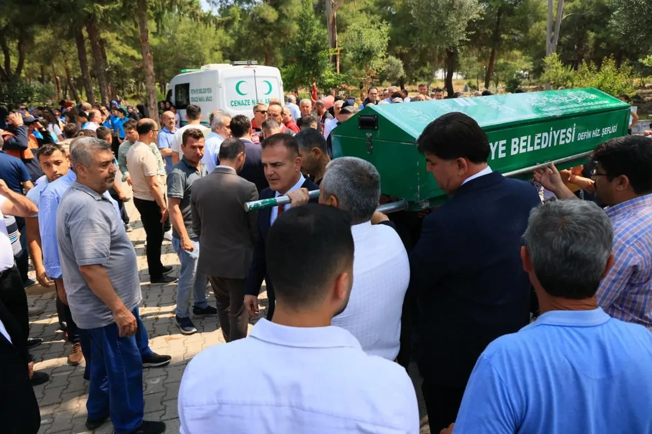 Deprem sırasında panik atak geçirmişti! 14 yaşındaki Afranur gözyaşları içinde uğurlandı