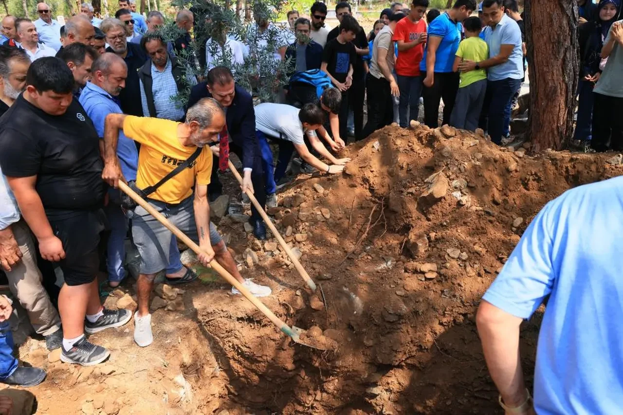Deprem sırasında panik atak geçirmişti! 14 yaşındaki Afranur gözyaşları içinde uğurlandı