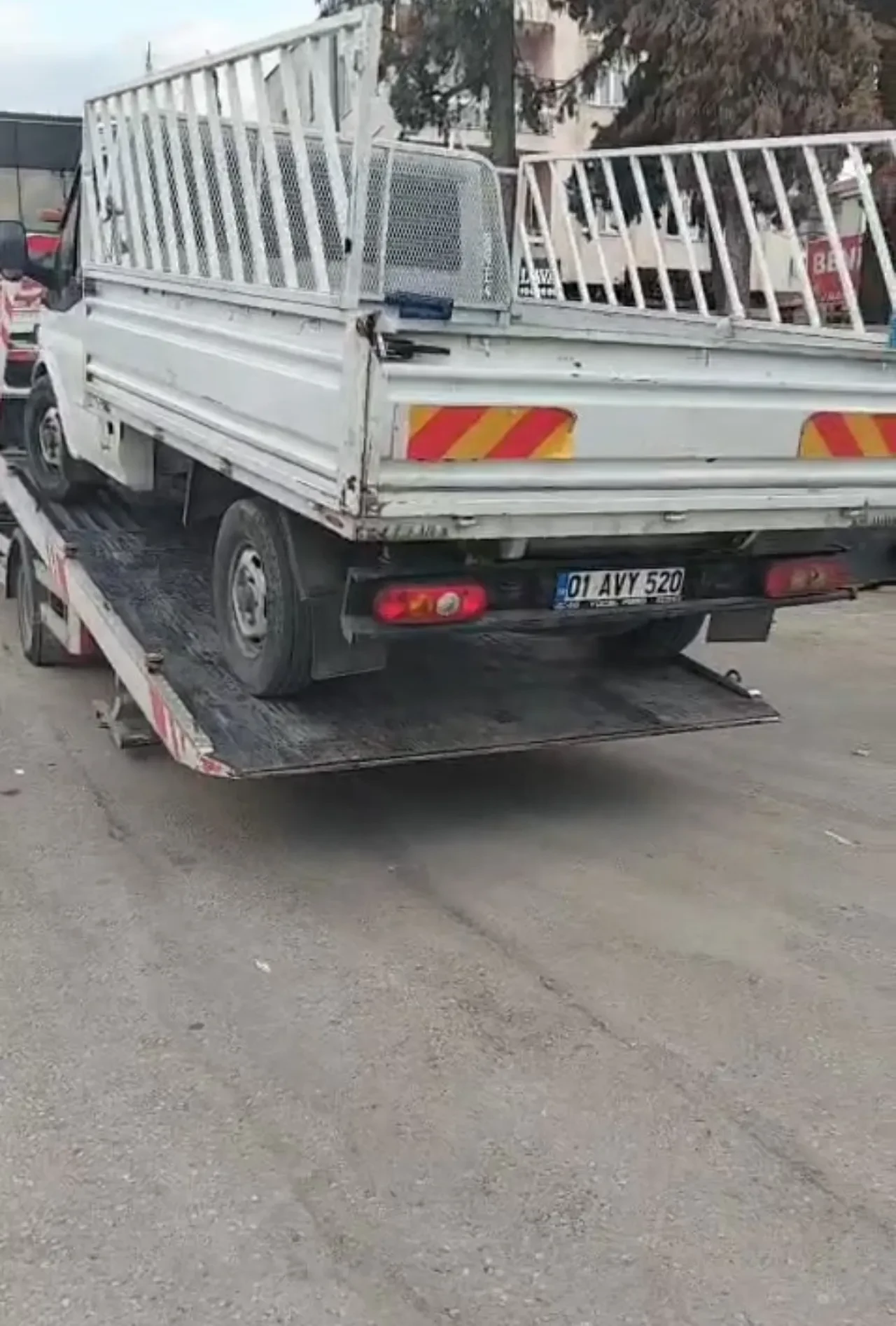 Hem ters yöne girdi hem de kadın sürücüye hakaret etti! Ehliyetsiz çıkınca ceza kesildi