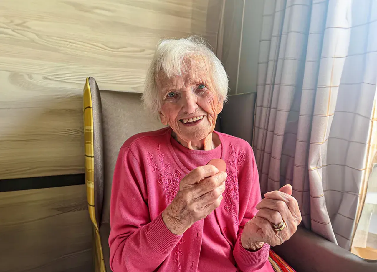 Huzurevinde yaşayan 103 yaşındaki kadın TikTok fenomeni oldu, yüz binler izliyor