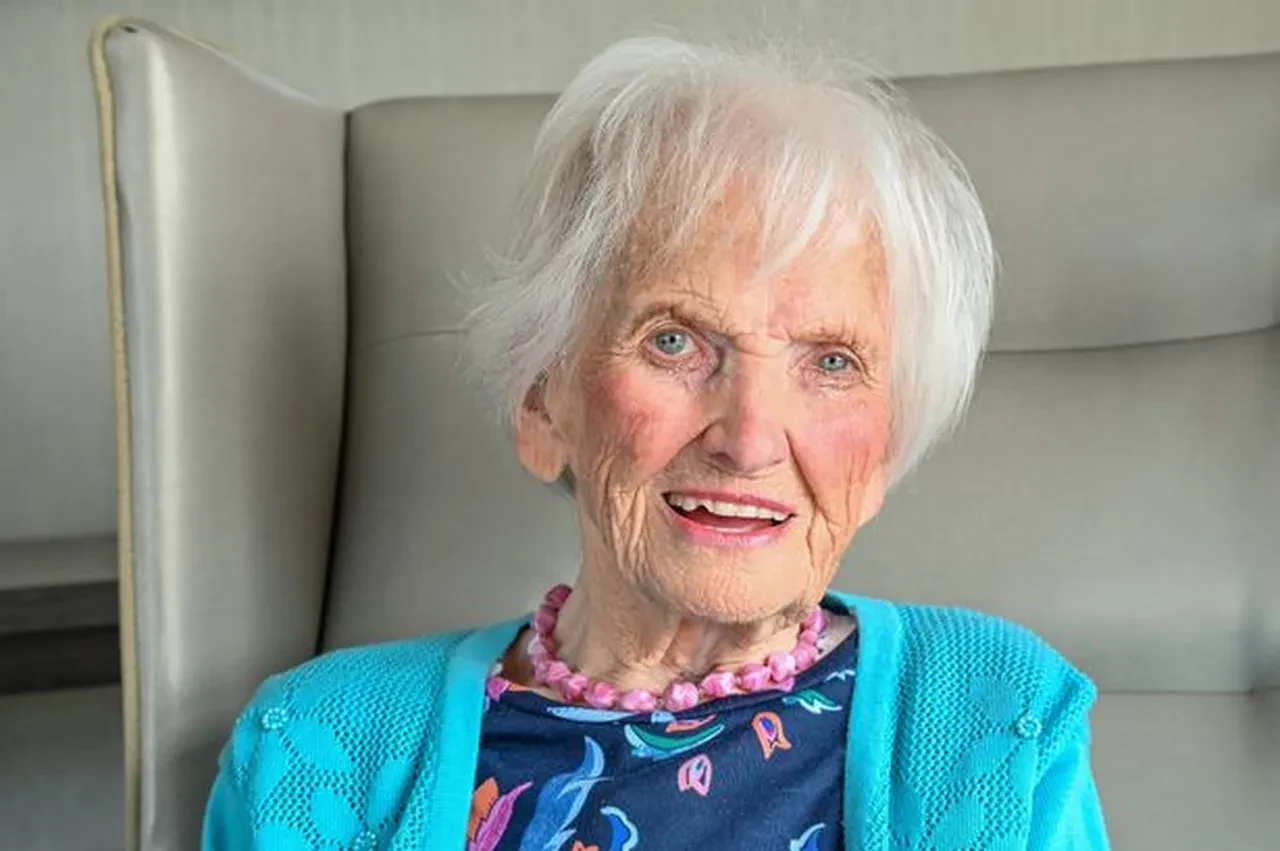 Huzurevinde yaşayan 103 yaşındaki kadın TikTok fenomeni oldu, yüz binler izliyor