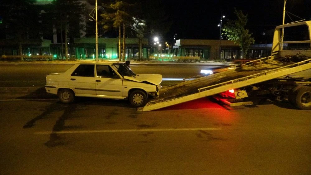 Malatya'da kavşakta dehşet: İki otomobil hurdaya döndü!
