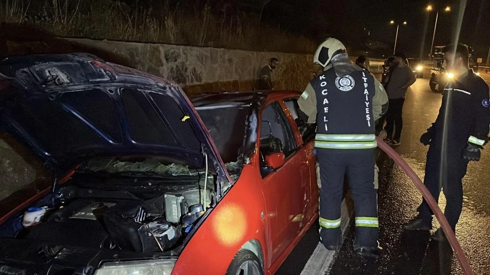 Gebze’de alev alan otomobilden son anda kurtuldular!