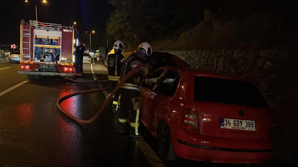 Gebze’de alev alan otomobilden son anda kurtuldular!