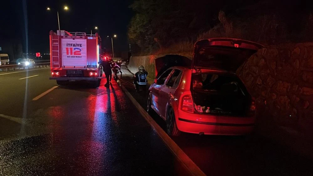 Gebze’de alev alan otomobilden son anda kurtuldular!