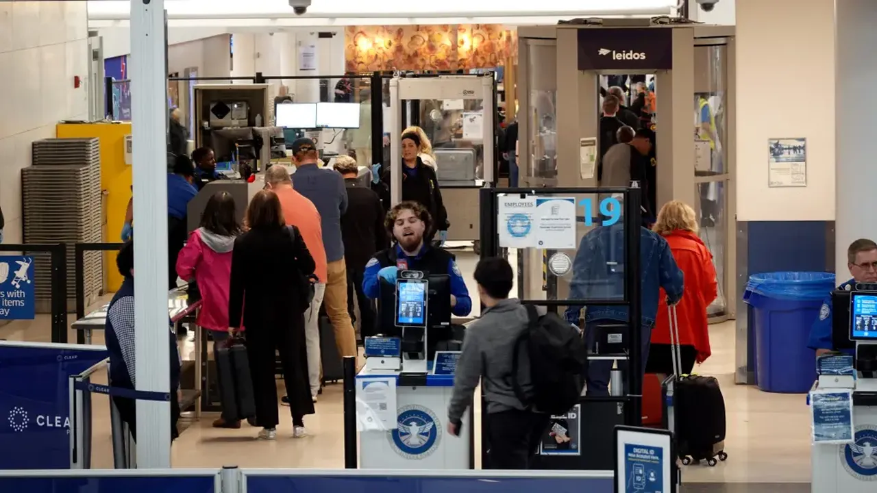 İki yaşındaki çocuk bagaj taşıma bandında sürüklenerek kayıplara karıştı