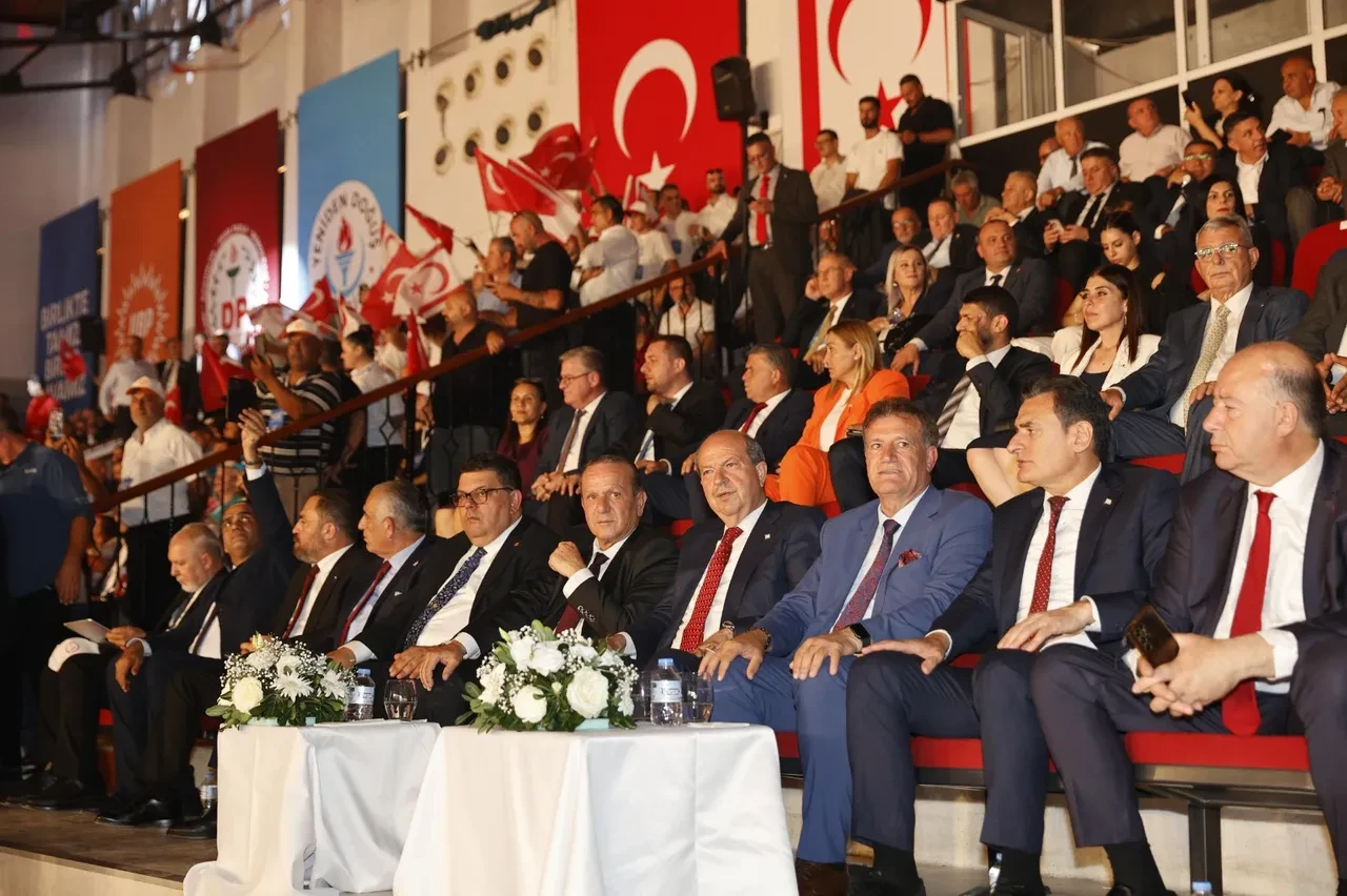 KKTC’de seçim ateşi yükseliyor: Üç parti Tatar’ın arkasında!