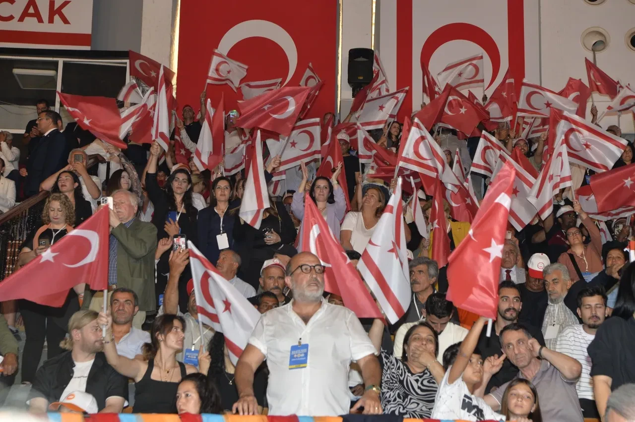 KKTC’de seçim ateşi yükseliyor: Üç parti Tatar’ın arkasında!