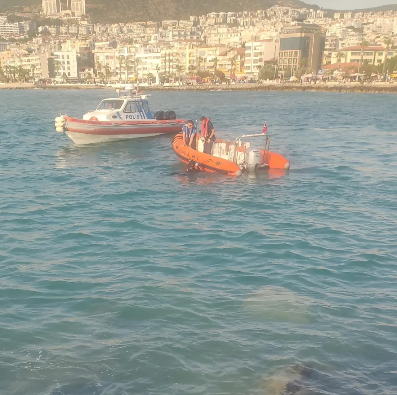 Kuşadası sahilinde esrarengiz ölüm: Denizde erkek cesedi bulundu!
