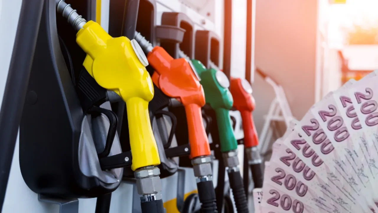 Sürücülere kötü haber! Tabela yine değişti: Akaryakıta çifte zam