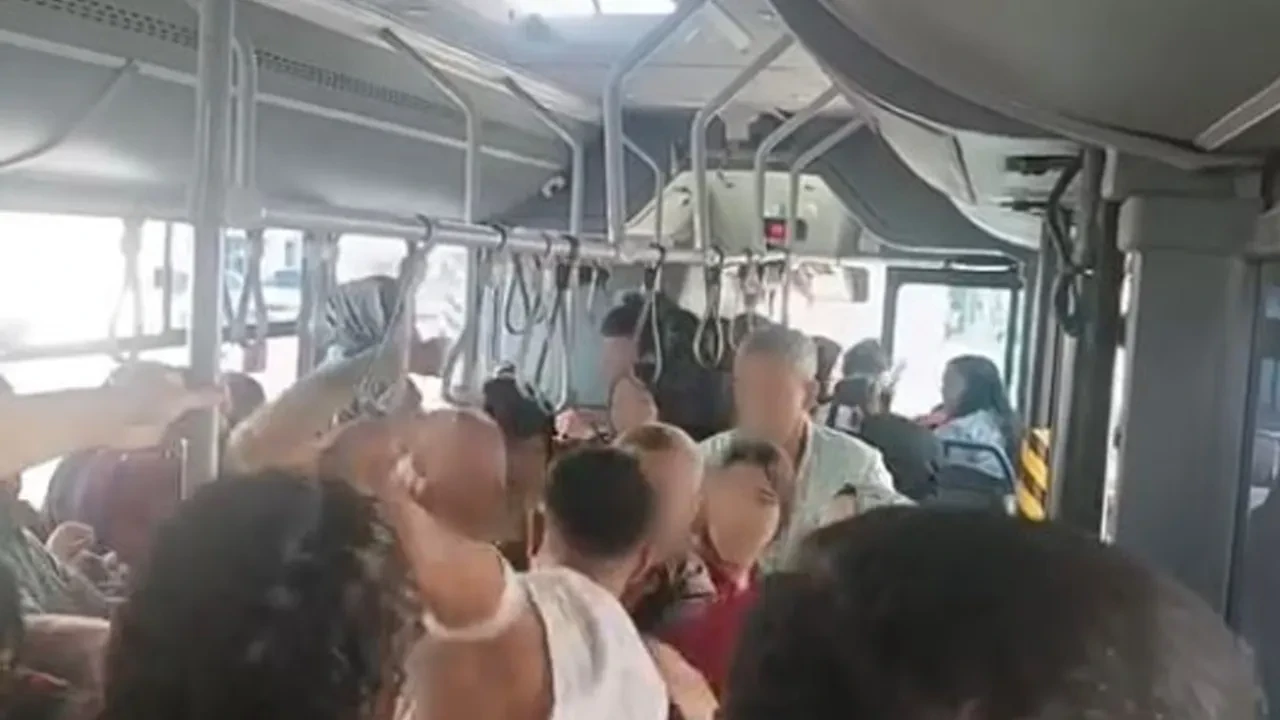  Taciz iddiası otobüsü birbirine kattı! Tekme tokat kavga ettiler