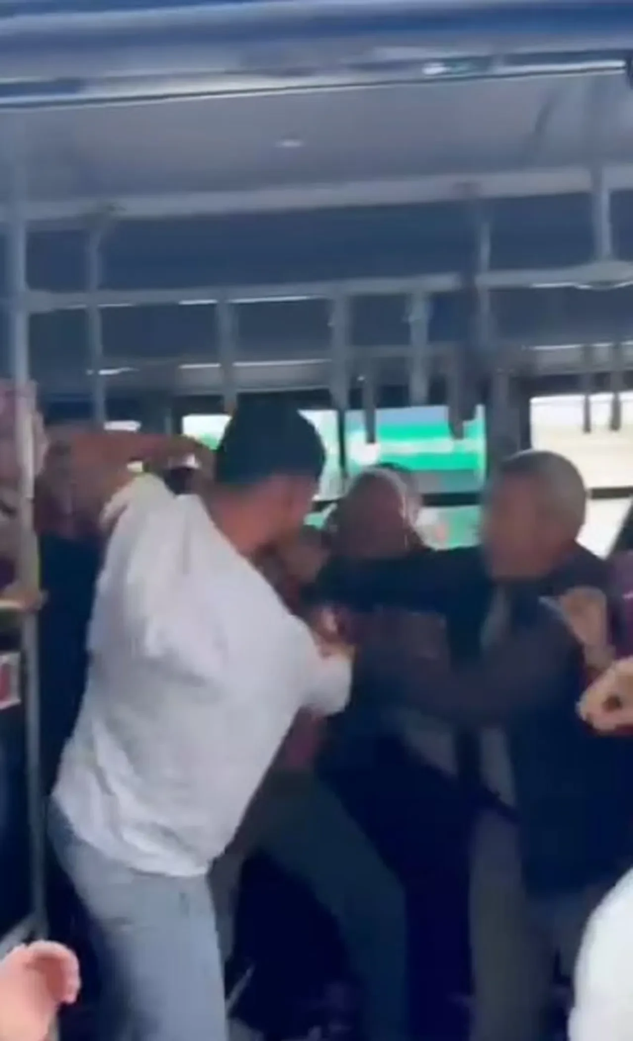 Taciz iddiası otobüsü birbirine kattı! Tekme tokat kavga ettiler