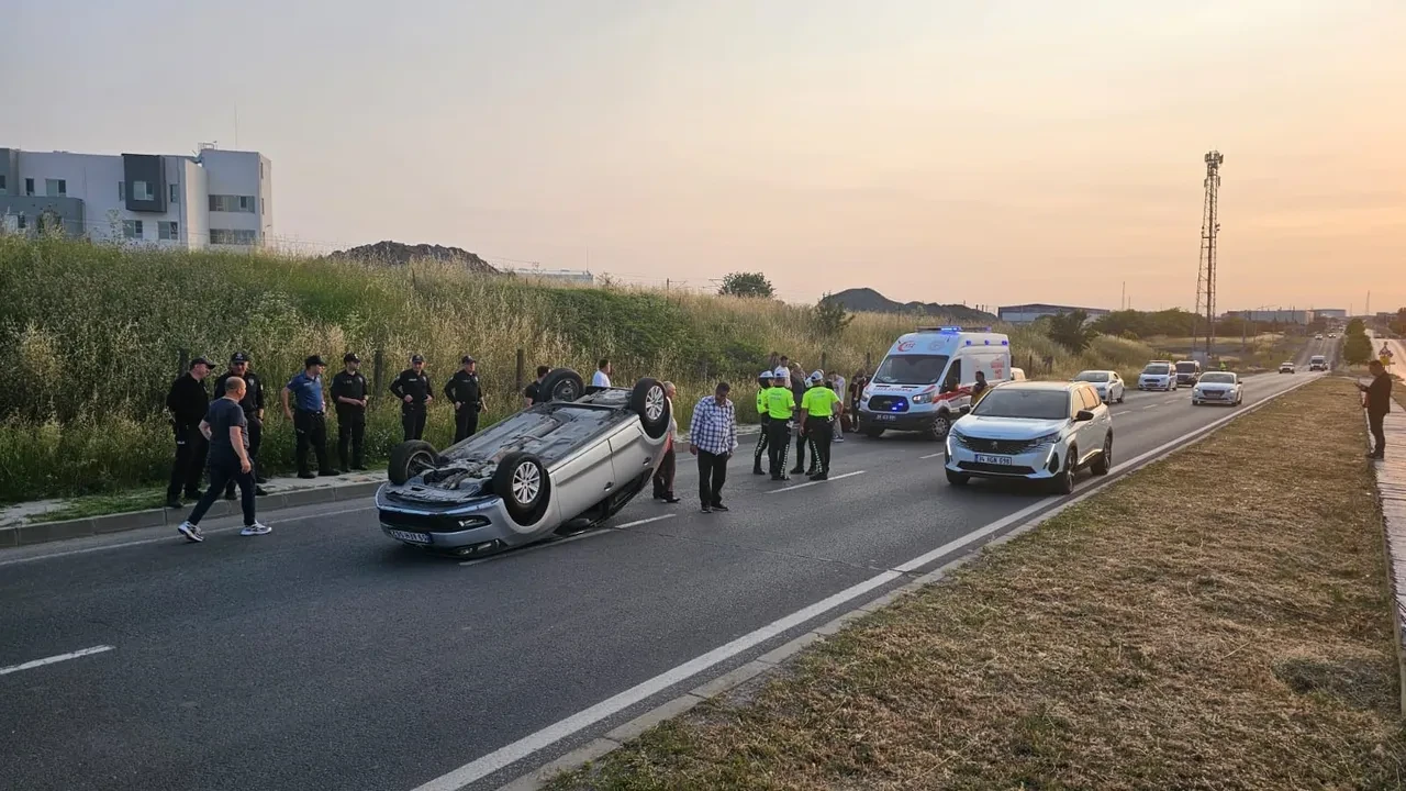 Ters dönen otomobilden sağ kurtuldu, kendi imkanlarıyla çıktı