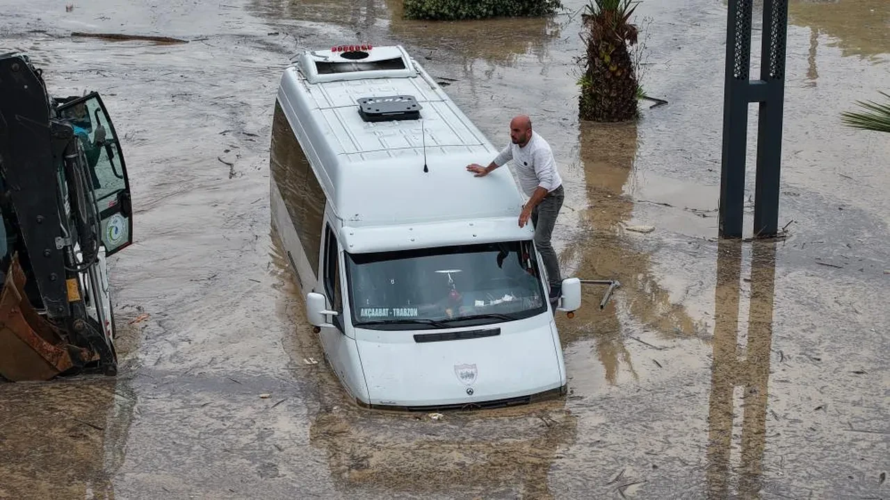 Trabzon'u sel aldı! Dereler taştı, araçlar suya gömüldü, hayvanlar telef oldu