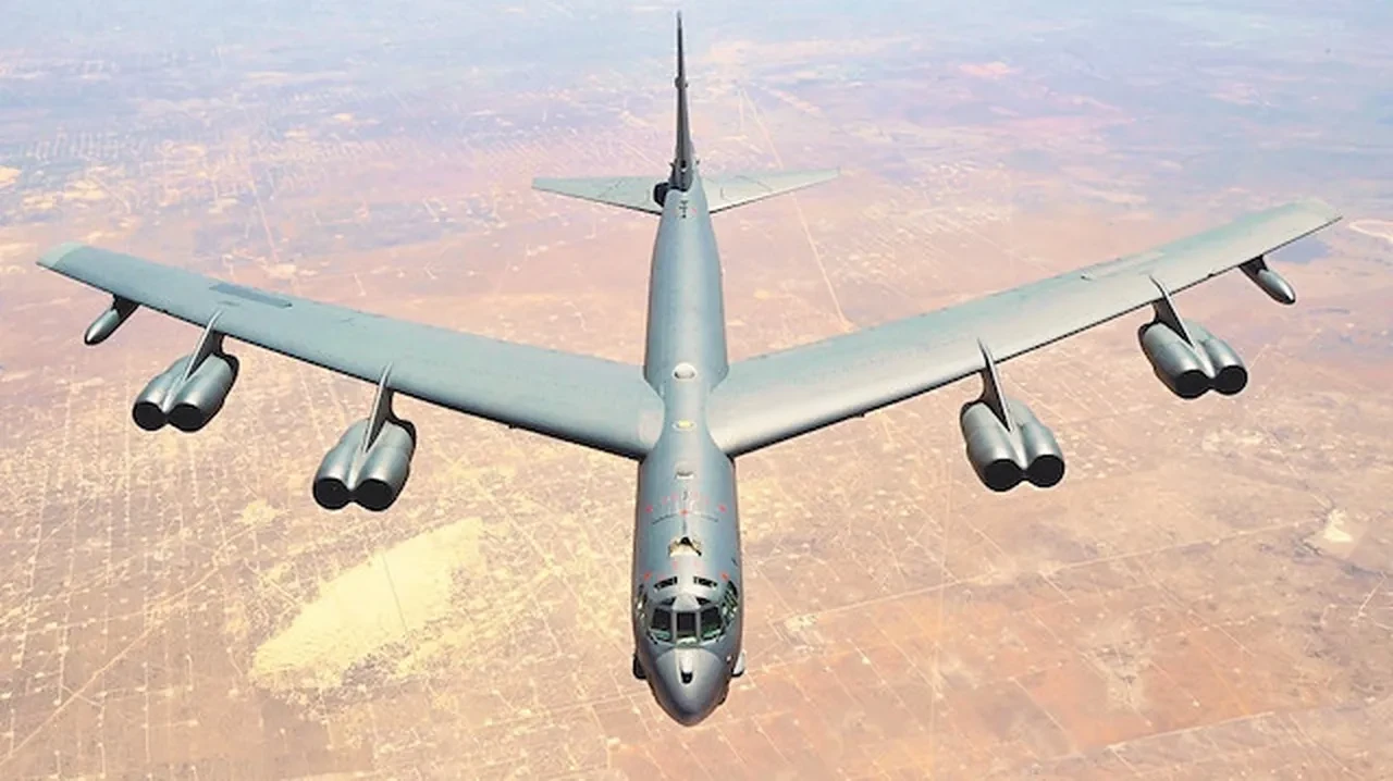 ABD İran'ı vurduğu uçaklarla stratejik üssünü donattı! Uçak ve yakıt yığını