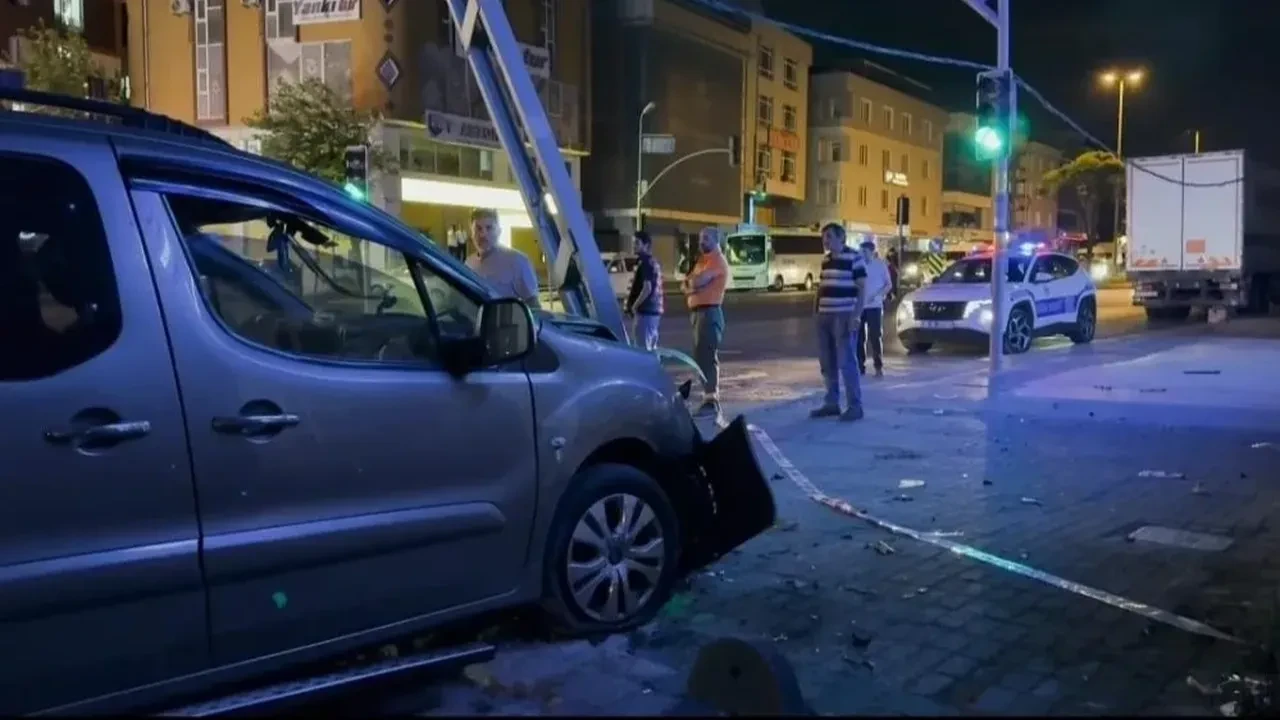 Avcılar’da aşırı sürat yapan araç elektrik direğine çarptı, 3 kişi yaralandı!