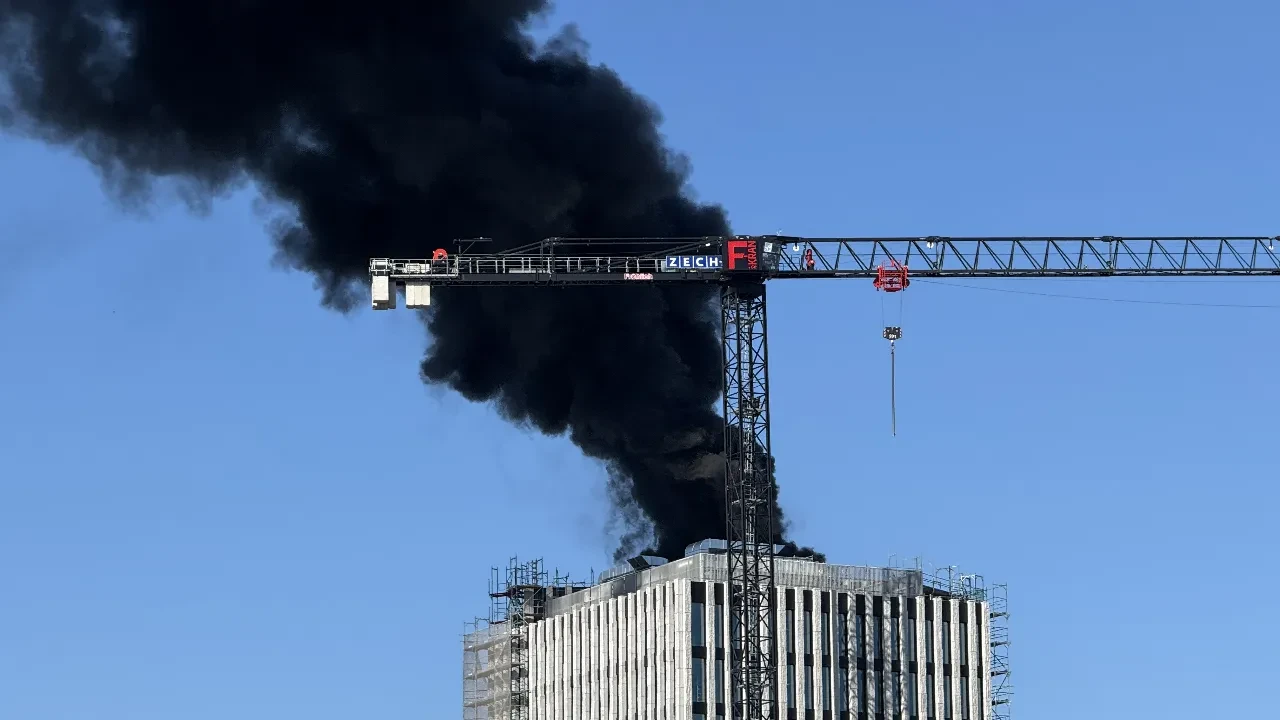 Berlin'de gökdelende büyük yangın! Art arda 3 patlama sesi