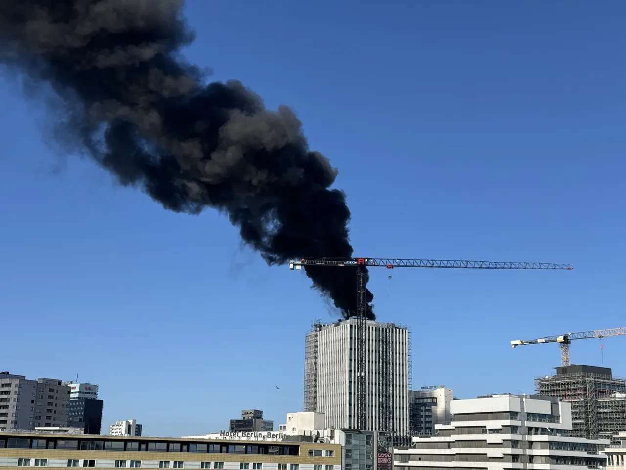 Berlin'de gökdelende büyük yangın! Art arda 3 patlama sesi