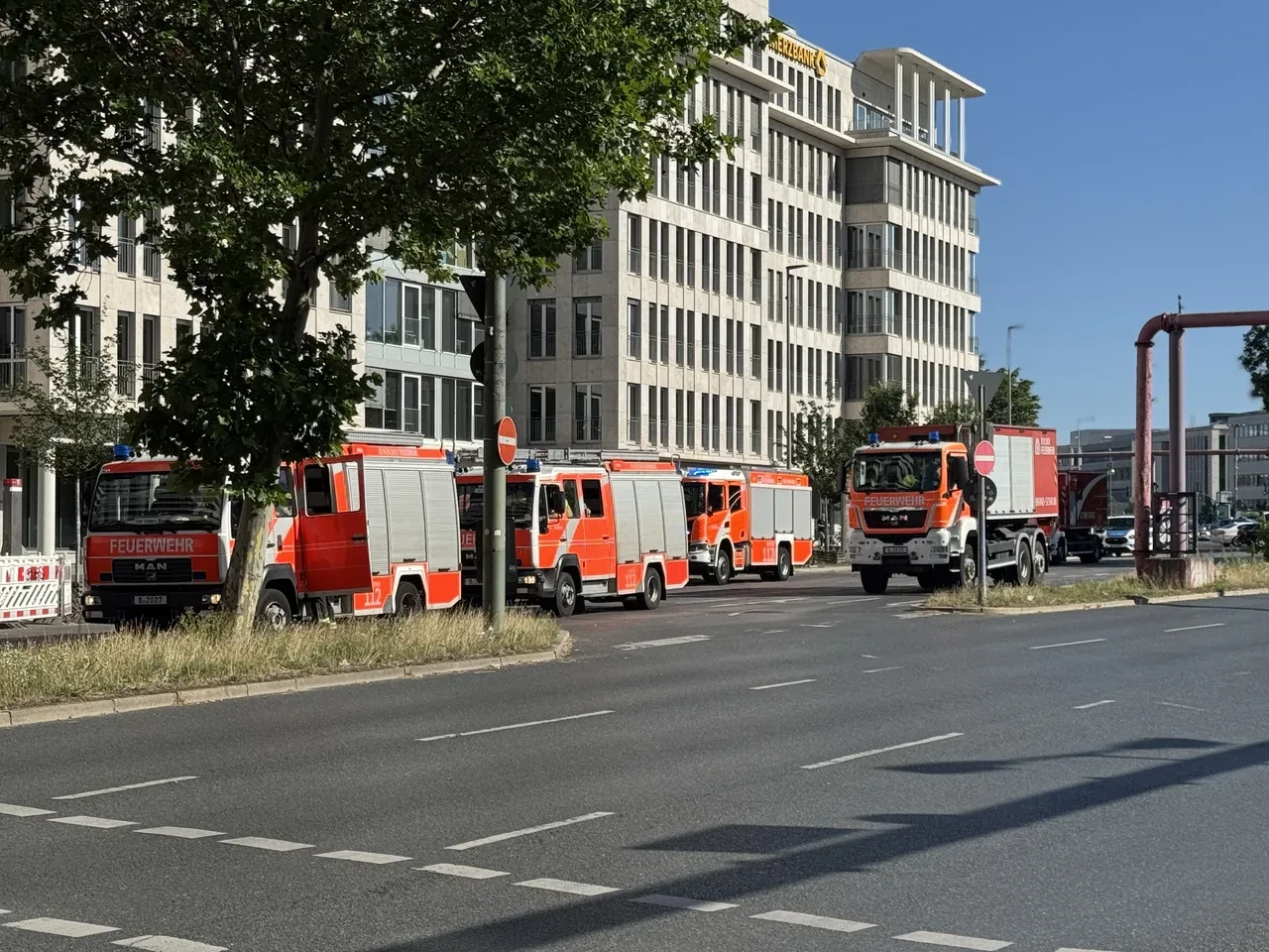 Berlin'de gökdelende büyük yangın! Art arda 3 patlama sesi
