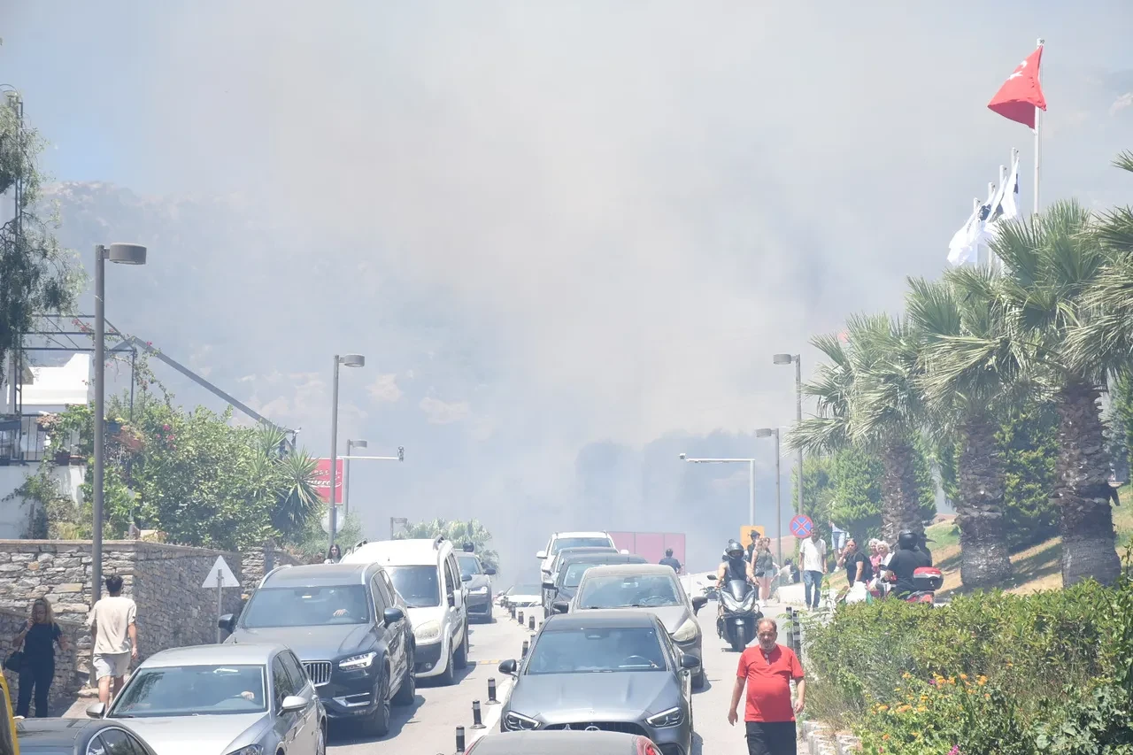 Bodrum Ortakent yangın son durum! Alışveriş merkezi tahliye edildi