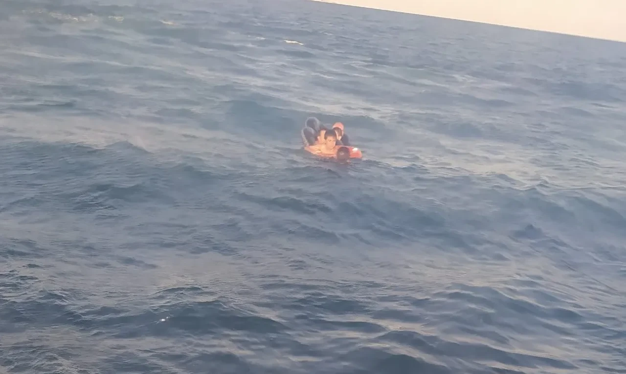 Denizde korku dolu anlar! Baba ve 3 çocuğu son anda kurtarıldı