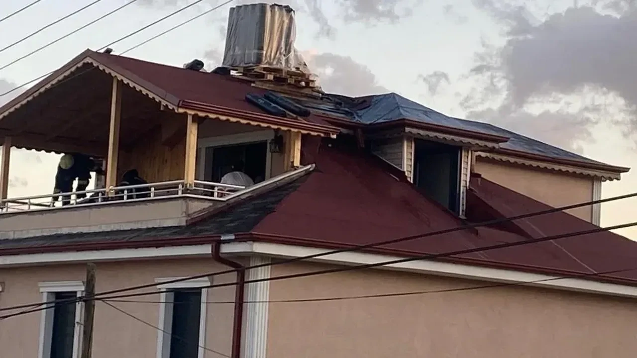 Derince’de evin çatısında çıkan yangın korkuttu, itfaiye anında söndürdü