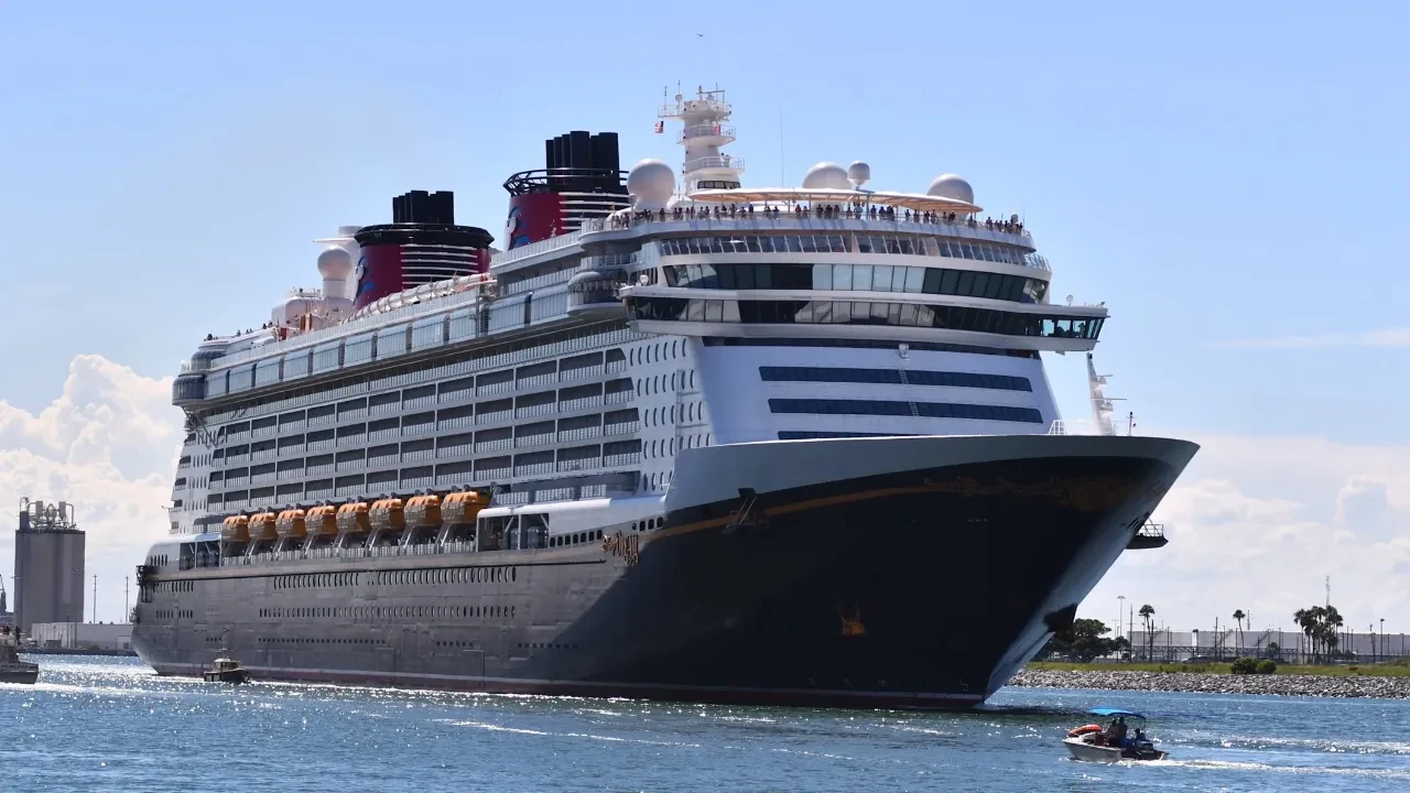Disney gemisinde dehşet anları!