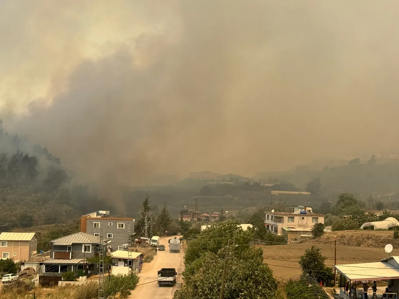 Hatay yangın son dakika söndürüldü mü? Ekipler yangının evlere ulaşmasını engellemeye çalışıyor