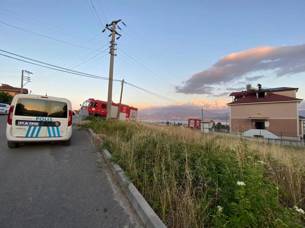 Derince’de evin çatısında çıkan yangın korkuttu, itfaiye anında söndürdü