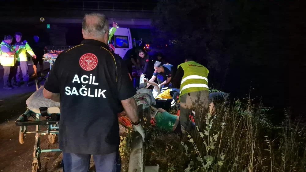 Düzce’de tırın çarptığı minibüste 7 kişi yaralandı, inlemeler yürek dağladı!