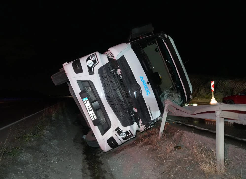 Kırıkkale’de alkol yüklü tır devrildi, şişeler yola saçıldı