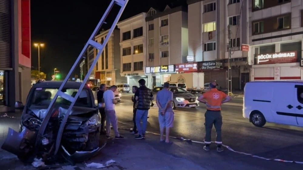 Avcılar’da aşırı sürat yapan araç elektrik direğine çarptı, 3 kişi yaralandı!