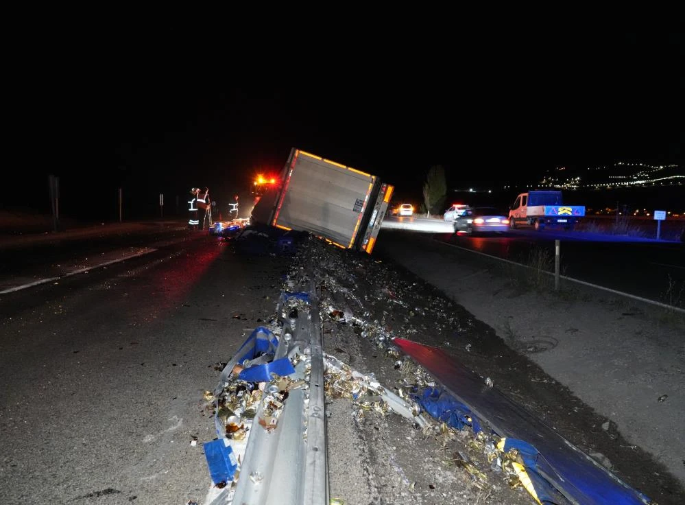 Kırıkkale’de alkol yüklü tır devrildi, şişeler yola saçıldı