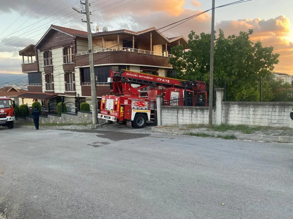 Derince’de evin çatısında çıkan yangın korkuttu, itfaiye anında söndürdü