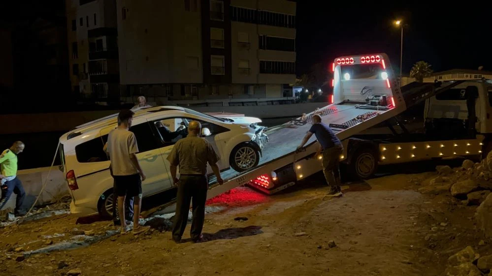 Yol sandığı enkaza uçan araç yürekleri ağza getirdi!