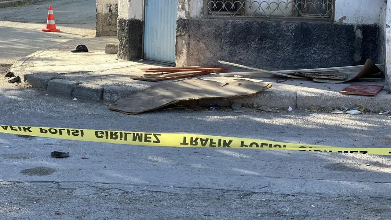 Kaldırıma atılan tahta kabus yaşattı! Motosikletli ölüm kalım savaşı veriyor