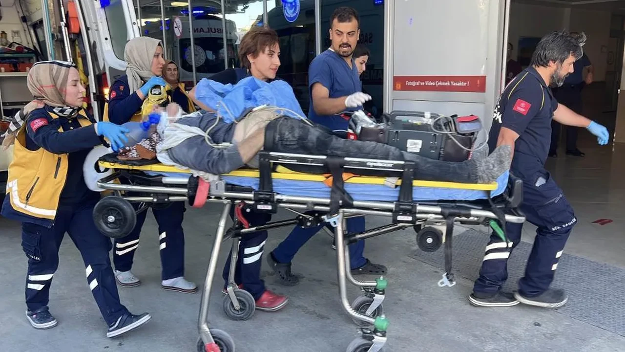 Kaldırıma atılan tahta kabus yaşattı! Motosikletli ölüm kalım savaşı veriyor