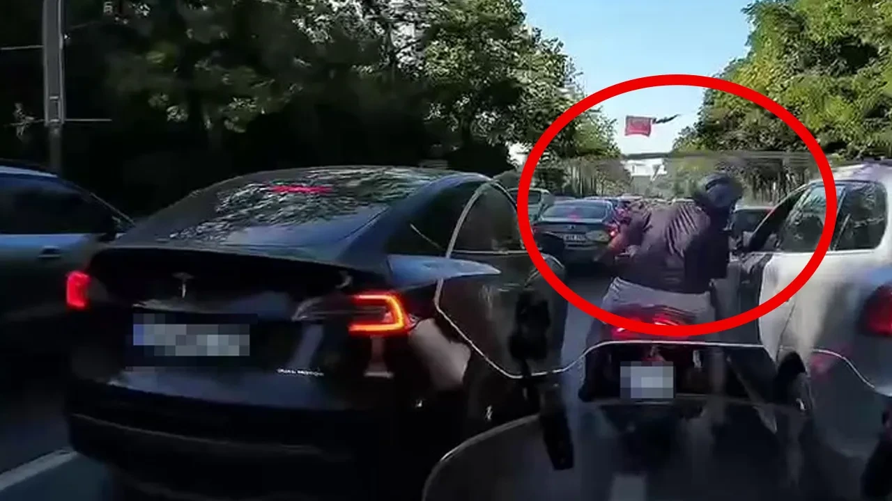 Kendisine çarpan sürücüye tükürüp kaçtı! Şoke eden anlar kamerada 