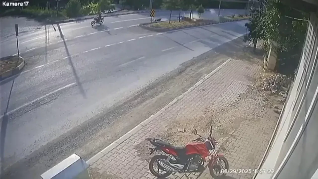 Motoru devrildi, metrelerce sürüklendi! Korkunç kaza kamerada